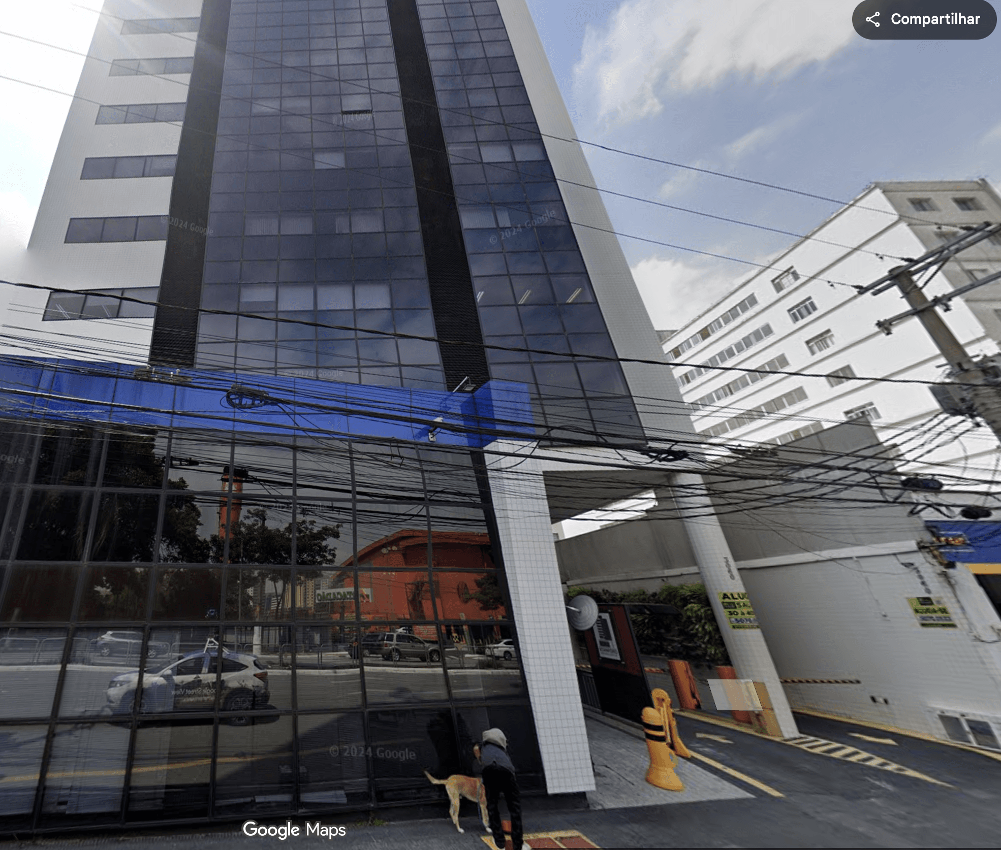 Building facade of Ed. Stanford Center — modern glass tower on Av. Jabaquara, São Paulo